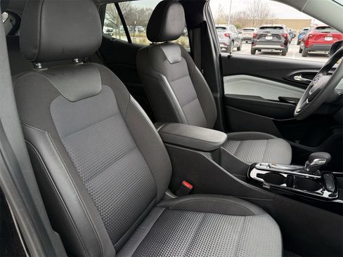 Certified 2025 Chevrolet Trax LT image 23