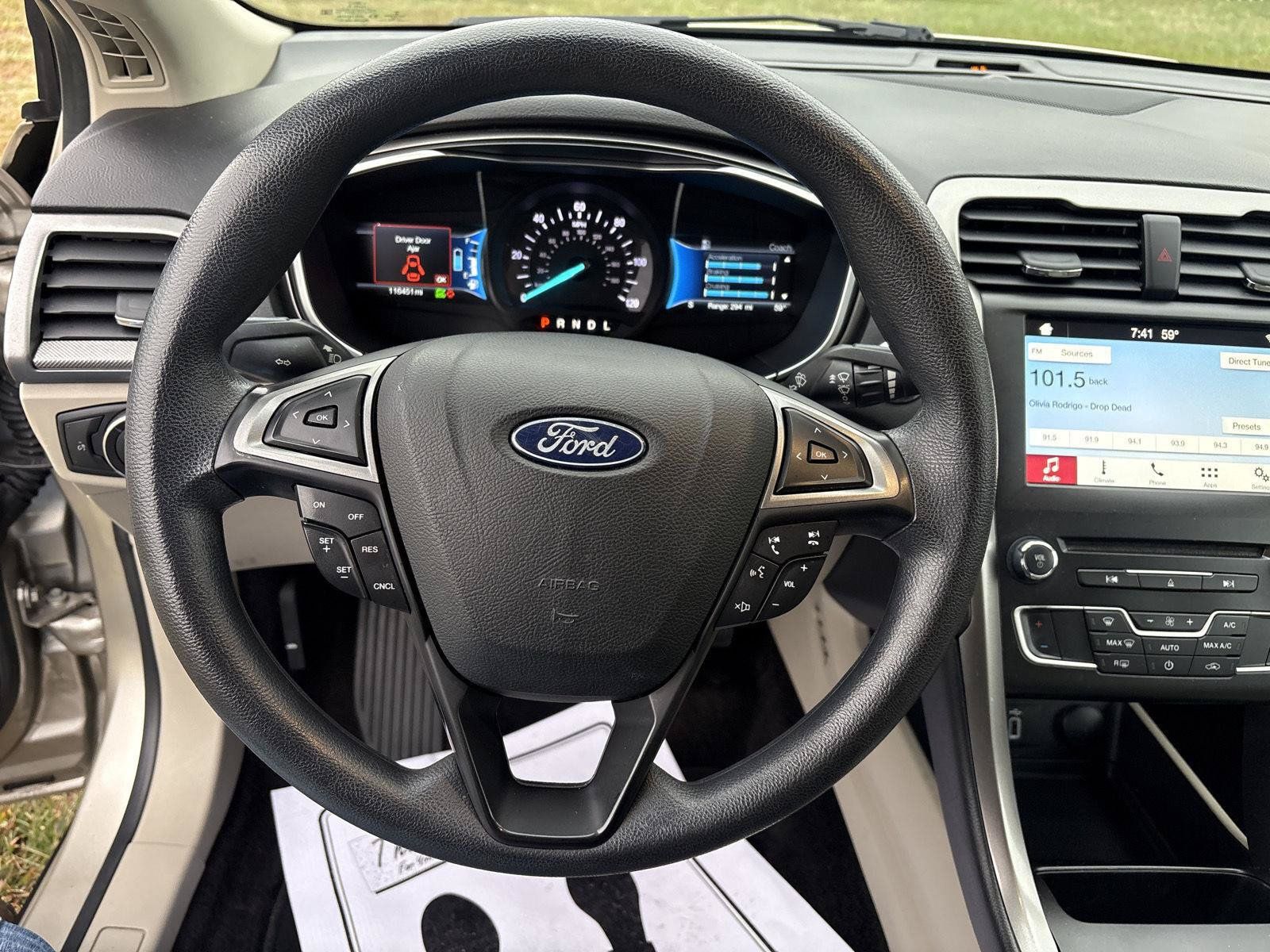 Used 2018 Ford Fusion SE FWD image 15
