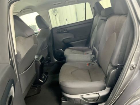 Used 2023 Toyota Highlander LE image 22