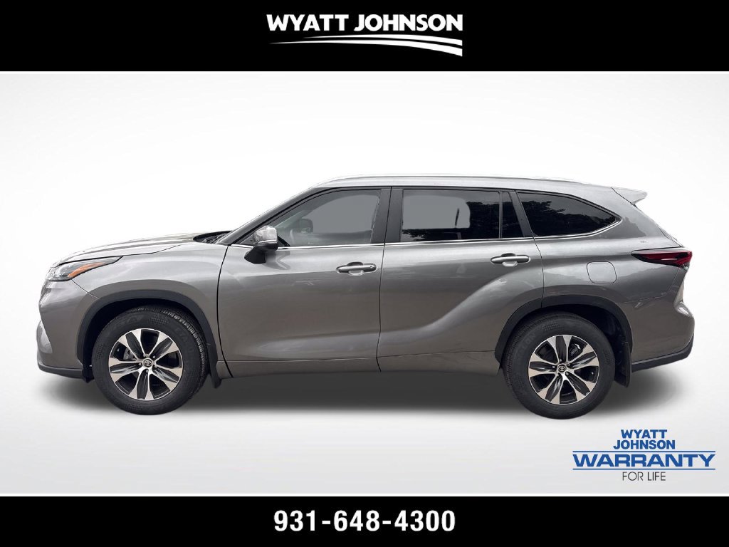 Used 2025 Toyota Highlander XLE FWD image 2