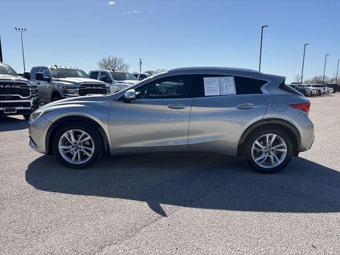 Used 2019 INFINITI QX30 LUXE image 2