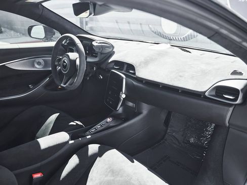 Used 2024 McLaren Artura RWD image 28