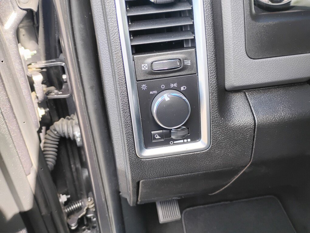 Used 2017 RAM 1500 Classic SLT AWD/4WD image 14