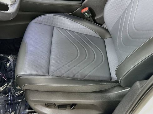 Certified 2025 Volkswagen Tiguan SE w/ Panoramic Sunroof Package AWD/4WD image 12