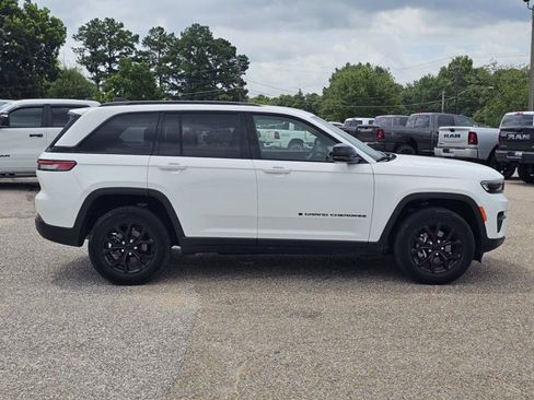 Used 2024 Jeep Grand Cherokee Altitude AWD/4WD image 7