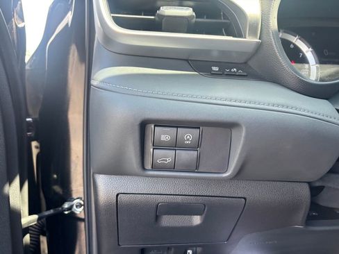 Used 2025 Toyota Highlander LE FWD image 23
