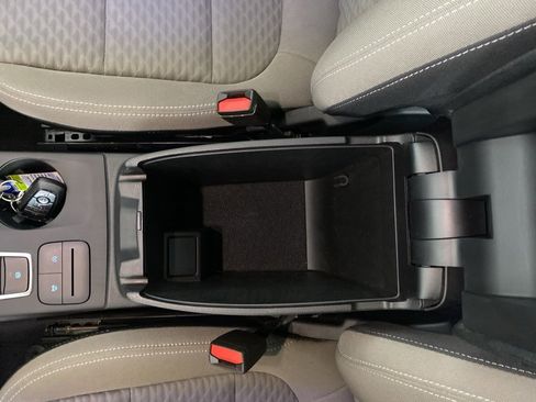 Used 2022 Ford Escape SE w/ SE Sport Appearance Package image 9