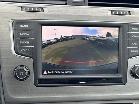 Used 2016 Volkswagen Golf S image 17