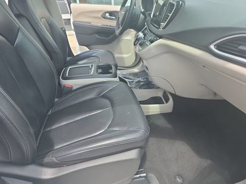 Used 2022 Chrysler Pacifica Touring-L FWD image 11