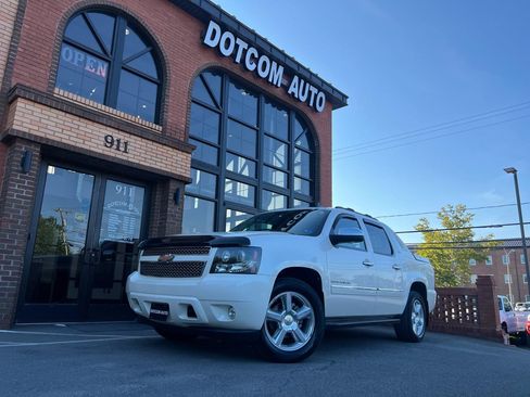 Used 2011 Chevrolet Avalanche LTZ AWD/4WD image 3