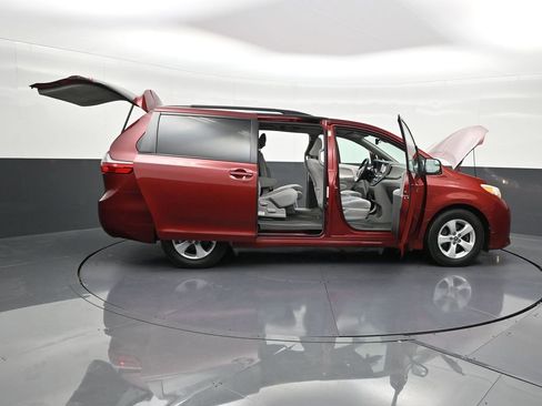 Used 2020 Toyota Sienna LE image 32