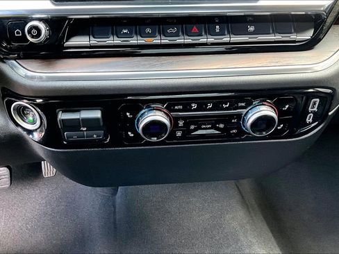 Used 2025 GMC Sierra 1500 SLT image 16