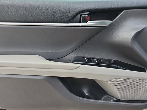 Used 2018 Toyota Camry LE image 25