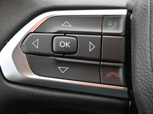 Certified 2025 Jeep Compass Latitude image 22