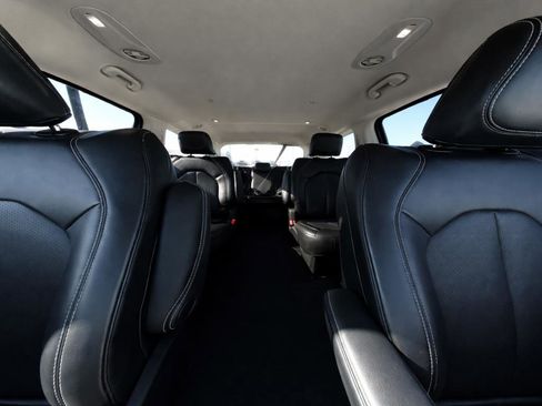 Used 2023 Chrysler Pacifica Touring-L FWD image 15