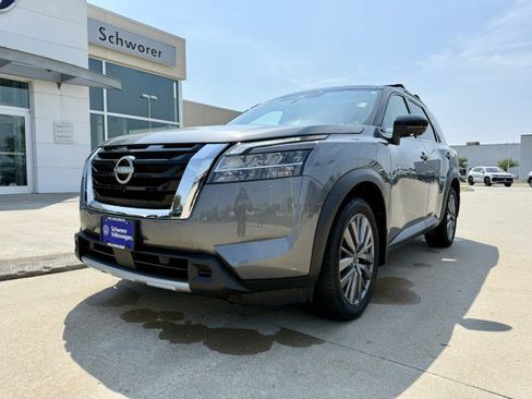 Used 2024 Nissan Pathfinder SL w/ SL Premium Package image 2