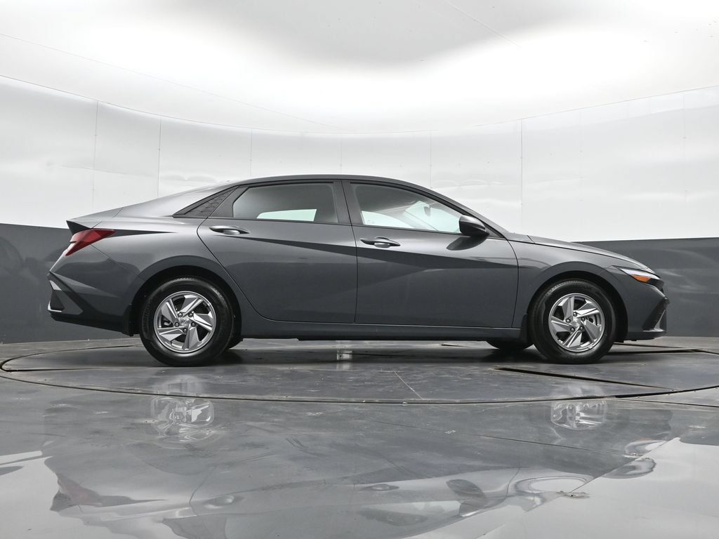 Used 2025 Hyundai Elantra SE FWD image 35