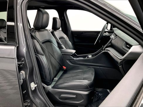 Used 2024 Jeep Grand Cherokee L Altitude AWD/4WD image 8