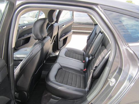 Used 2018 Ford Fusion SE w/ Equipment Group 201A FWD image 10