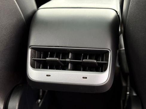 Used 2022 Tesla Model Y Long Range AWD/4WD image 31