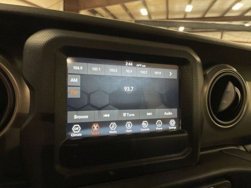 Used 2023 Jeep Gladiator Sport image 4