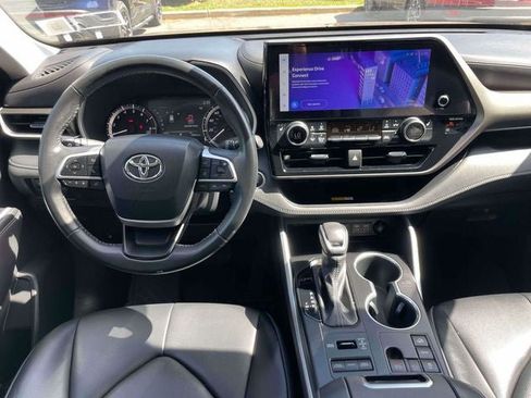 Used 2023 Toyota Highlander XLE AWD/4WD image 15