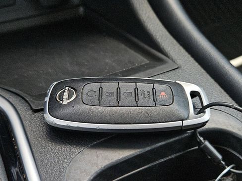 Used 2025 Nissan Sentra SR w/ SR Premium Package FWD image 31