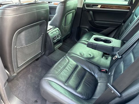 Used 2013 Volkswagen Touareg Lux image 21
