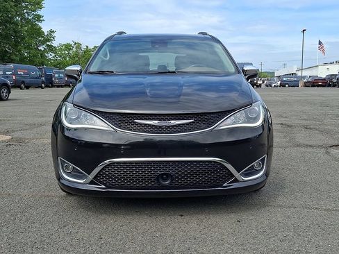 Used 2019 Chrysler Pacifica Limited w/ Tire & Wheel Group FWD image 5