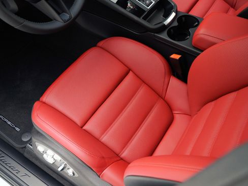 Certified 2026 Porsche Macan AWD/4WD image 16