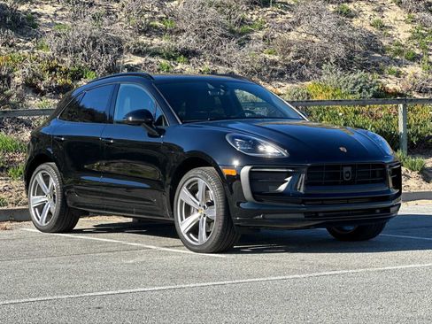 Certified 2025 Porsche Macan image 10