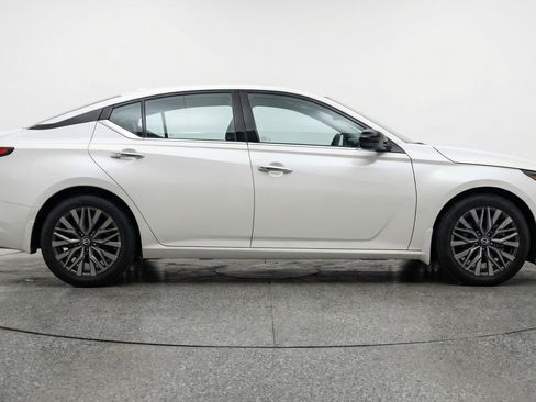Used 2025 Nissan Altima 2.5 SV FWD image 8