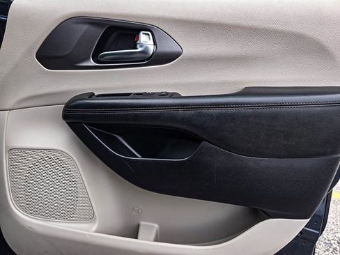 Used 2020 Chrysler Pacifica Touring-L image 45