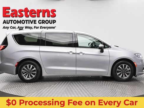 Used 2023 Chrysler Pacifica Touring-L FWD image 4