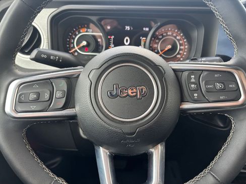 Used 2025 Jeep Wrangler Sahara image 28