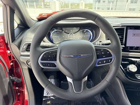 Used 2025 Chrysler Pacifica Pinnacle FWD image 14