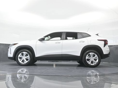 Used 2025 Chevrolet Trax LS FWD image 49