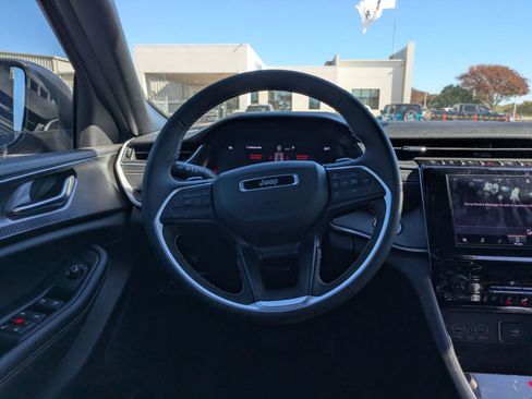 Used 2025 Jeep Grand Cherokee Laredo X RWD image 11