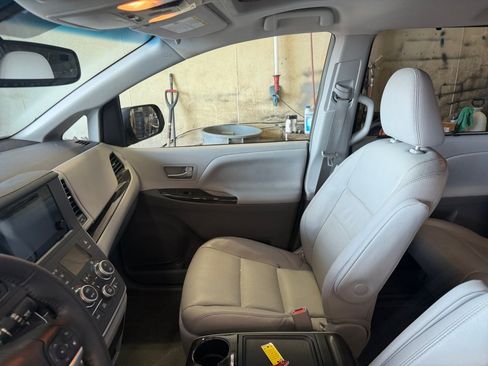 Used 2016 Toyota Sienna XLE Premium FWD image 32