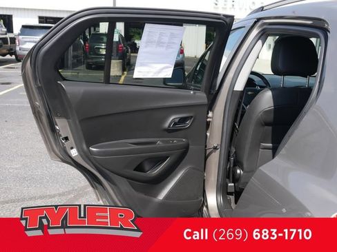 Used 2022 Chevrolet Trax LT w/ LT Convenience Package AWD/4WD image 17