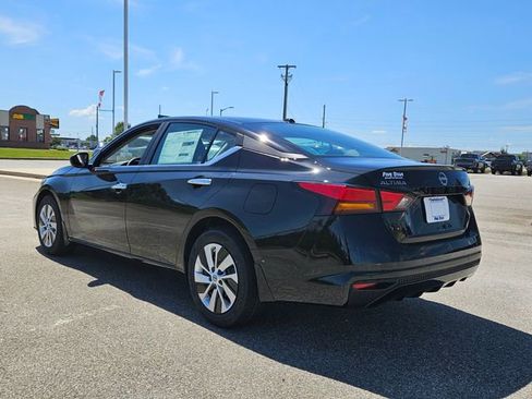 Used 2025 Nissan Altima 2.5 S FWD image 9
