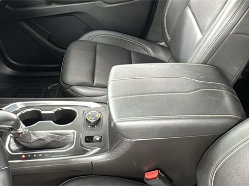 Used 2023 Chevrolet Traverse LT image 35