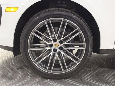 Certified 2022 Porsche Macan AWD/4WD image 15