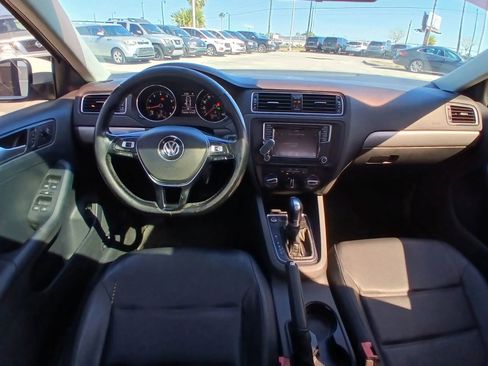Used 2017 Volkswagen Jetta SE image 25