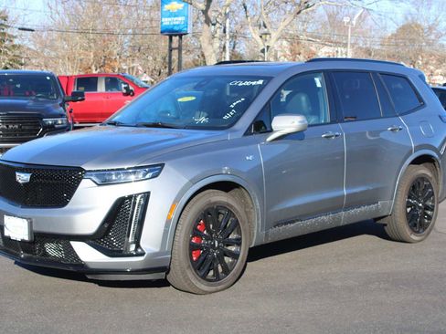 Used 2024 Cadillac XT6 Sport w/ LPO, ONYX Package image 2