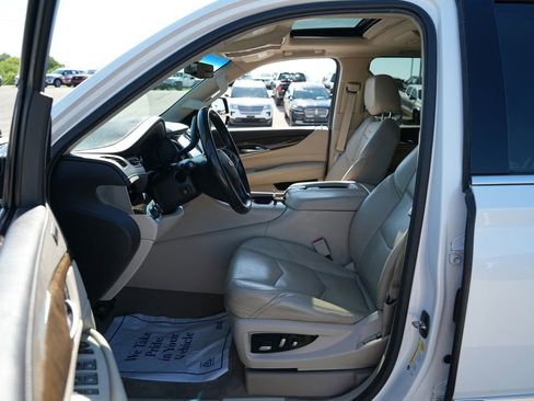 Used 2019 Cadillac Escalade ESV Luxury AWD/4WD image 19