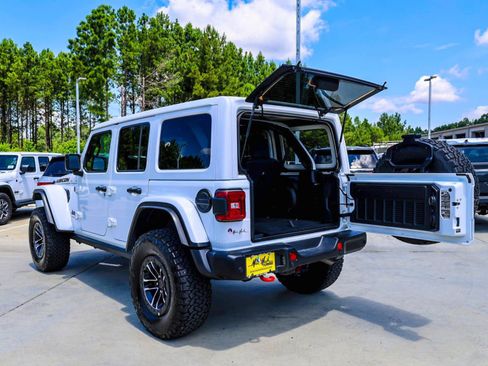 Used 2025 Jeep Wrangler Unlimited Rubicon AWD/4WD image 7