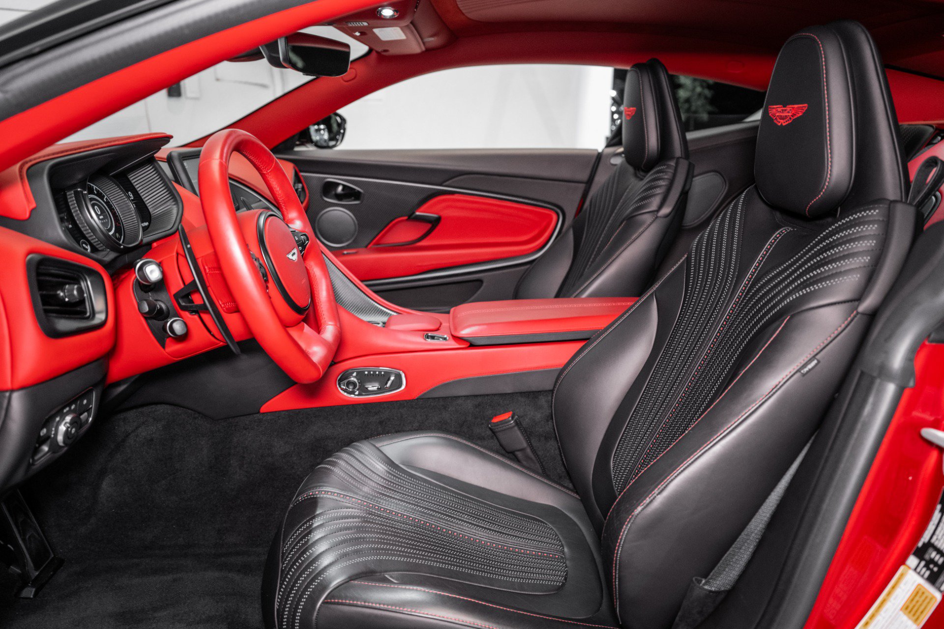 Used 2023 Aston Martin DB11 Coupe RWD image 13