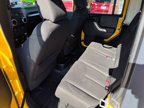 Used 2015 Jeep Wrangler Unlimited Rubicon w/ Connectivity Group AWD/4WD image 16