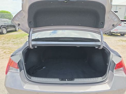 Used 2023 Hyundai Elantra Limited FWD image 7